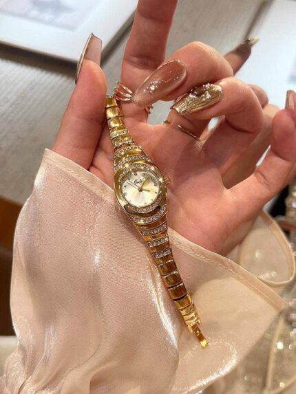 Montre Diana dorée avec pierres cristallines